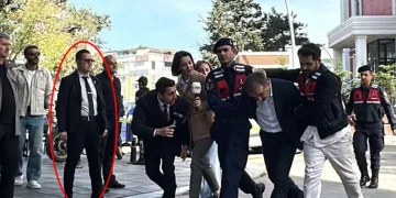 Tır köprülü kavşak bariyerlerine çarptı, sürücü yaralandı