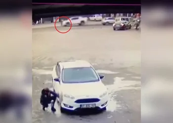 Mardin’de park halindeki otomobilden hırsızlık güvenlik kamerasına yansıdı
