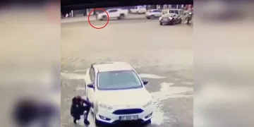 Mardin’de park halindeki otomobilden hırsızlık güvenlik kamerasına yansıdı