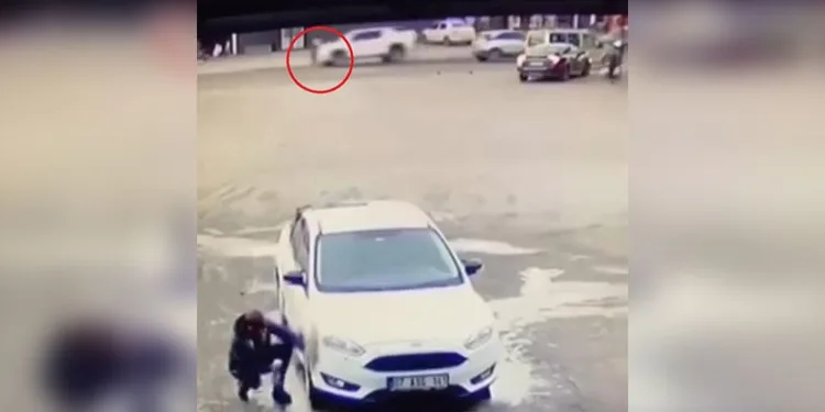 Mardin’de park halindeki otomobilden hırsızlık güvenlik kamerasına yansıdı