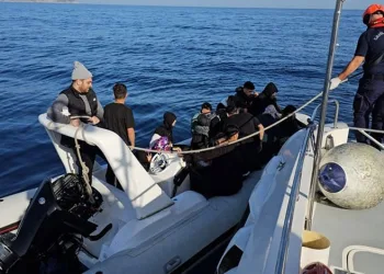 Yağmurla gelen kazalar: Düğün konvoyundaki otomobil bariyere çarptı, 5 kişi yaralandı