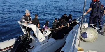 Yağmurla gelen kazalar: Düğün konvoyundaki otomobil bariyere çarptı, 5 kişi yaralandı