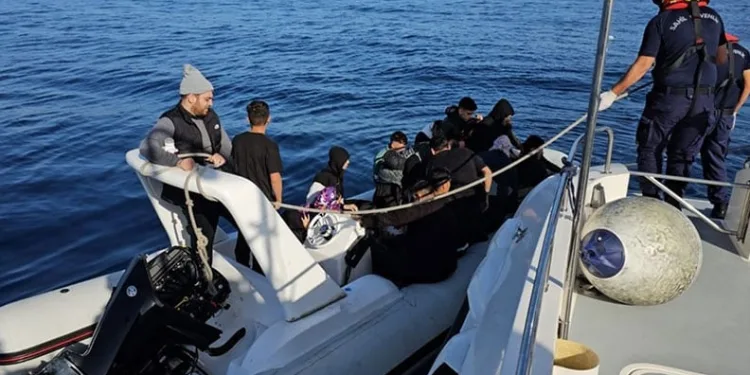 Yağmurla gelen kazalar: Düğün konvoyundaki otomobil bariyere çarptı, 5 kişi yaralandı