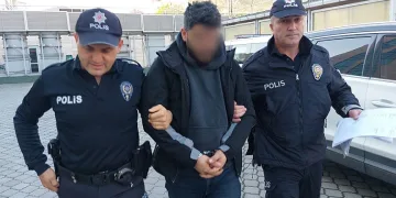 Park halindeki araçtan tencere ve tava çaldı