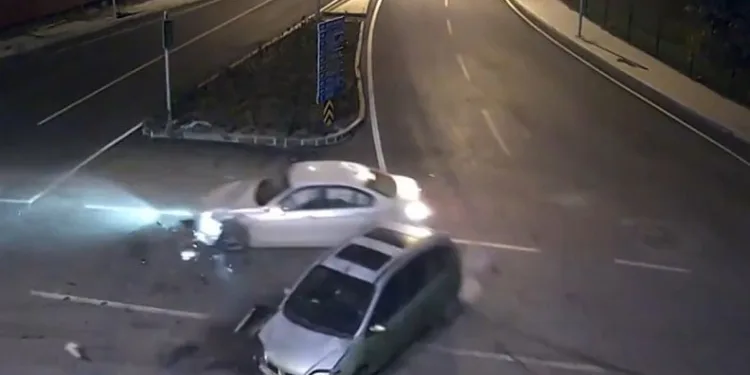 Alkollü sürücü 4 araca çarparak durabildi, ortalık savaş alanına döndü