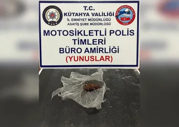 Mardin’de park halindeki otomobilden hırsızlık güvenlik kamerasına yansıdı