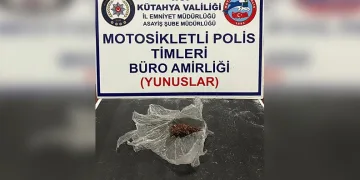 Mardin’de park halindeki otomobilden hırsızlık güvenlik kamerasına yansıdı