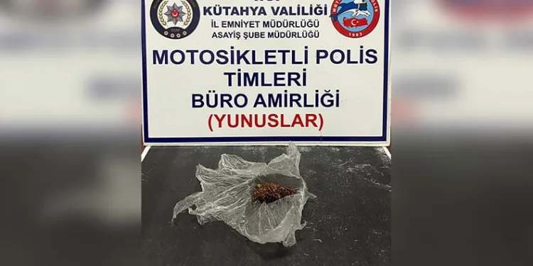 Mardin’de park halindeki otomobilden hırsızlık güvenlik kamerasına yansıdı
