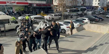 Polis kılığına giren çete 25 milyon lira dolandırıcılık yaptı