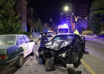 Alkollü sürücü 4 araca çarparak durabildi, ortalık savaş alanına döndü