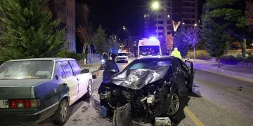 Alkollü sürücü 4 araca çarparak durabildi, ortalık savaş alanına döndü