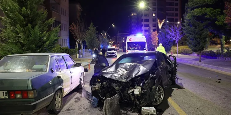 Alkollü sürücü 4 araca çarparak durabildi, ortalık savaş alanına döndü