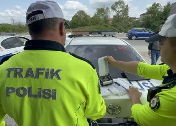 Mersin’de kaçak makaron ve sahte içki ele geçirildi