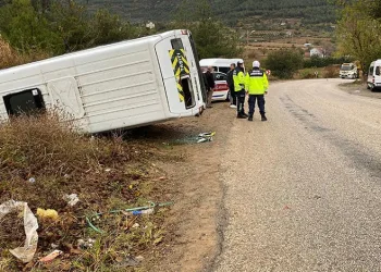 Mardin’de park halindeki otomobilden hırsızlık güvenlik kamerasına yansıdı