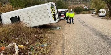 Mardin’de park halindeki otomobilden hırsızlık güvenlik kamerasına yansıdı