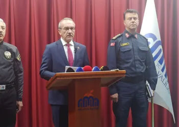 Araçların hurdaya döndüğü kazada 5 kişi yaralandı