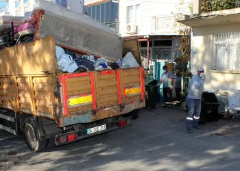 Esenyurt’ta sağlık malzemeleri üreten fabrikanın deposunda korkutan yangın