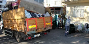 Esenyurt’ta sağlık malzemeleri üreten fabrikanın deposunda korkutan yangın