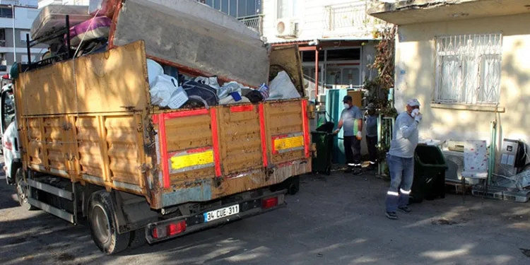 Esenyurt’ta sağlık malzemeleri üreten fabrikanın deposunda korkutan yangın