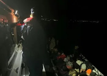Yağmurla gelen kazalar: Düğün konvoyundaki otomobil bariyere çarptı, 5 kişi yaralandı