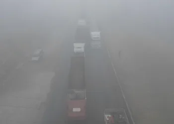 Sis nedeniyle trafiğe kapanan karayolu ulaşıma açıldı