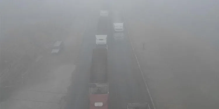 Sis nedeniyle trafiğe kapanan karayolu ulaşıma açıldı