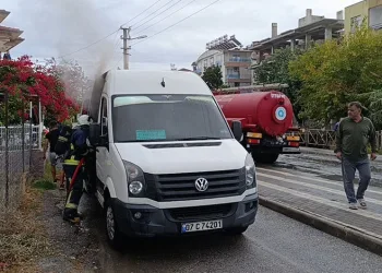 Mardin’de park halindeki otomobilden hırsızlık güvenlik kamerasına yansıdı