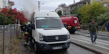 Mardin’de park halindeki otomobilden hırsızlık güvenlik kamerasına yansıdı