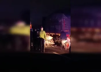 Yağmurla gelen kazalar: Düğün konvoyundaki otomobil bariyere çarptı, 5 kişi yaralandı