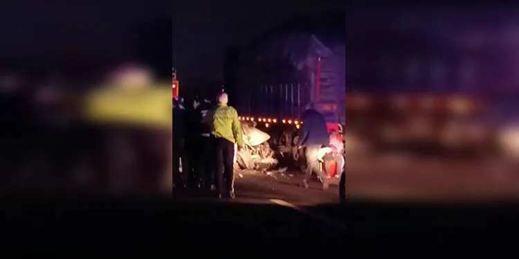 Yağmurla gelen kazalar: Düğün konvoyundaki otomobil bariyere çarptı, 5 kişi yaralandı
