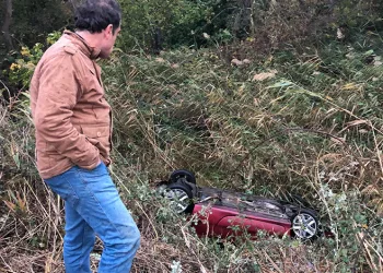 Yağmurla gelen kazalar: Düğün konvoyundaki otomobil bariyere çarptı, 5 kişi yaralandı