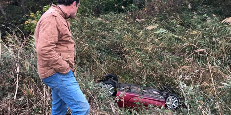 Yağmurla gelen kazalar: Düğün konvoyundaki otomobil bariyere çarptı, 5 kişi yaralandı