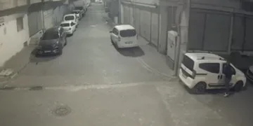 Mardin’de park halindeki otomobilden hırsızlık güvenlik kamerasına yansıdı