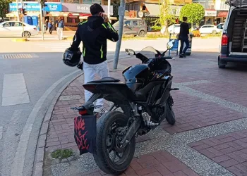 Motosikletinin plakasını okunmasın diye bereyle kapattı, cezadan kurtulamadı