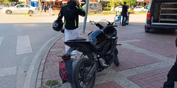 Motosikletinin plakasını okunmasın diye bereyle kapattı, cezadan kurtulamadı