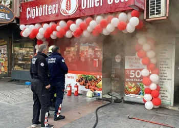 İnşaat işçileri taşlarla birbirilerine saldırdı