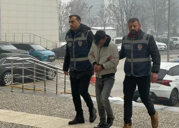 3 farklı evden ziynet eşyası çaldı: Polis kamera kayıtlarından yakaladı