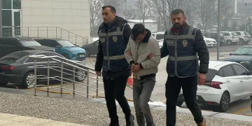 3 farklı evden ziynet eşyası çaldı: Polis kamera kayıtlarından yakaladı