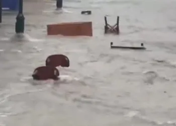 Tıra arkadan çarpan otomobilde 1 kişi öldü, 4 kişi yaralandı