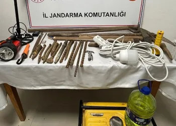 Arnavutköy’de bir çocuk düşürdüğü parasını almak için girdiği anıtta mahsur kaldı