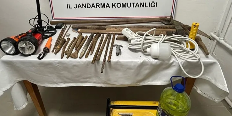 Arnavutköy’de bir çocuk düşürdüğü parasını almak için girdiği anıtta mahsur kaldı