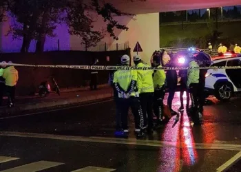 Tır köprülü kavşak bariyerlerine çarptı, sürücü yaralandı