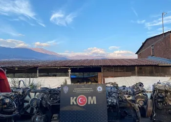 İzmir’de oto tamir servisine motor şasesi operasyonu