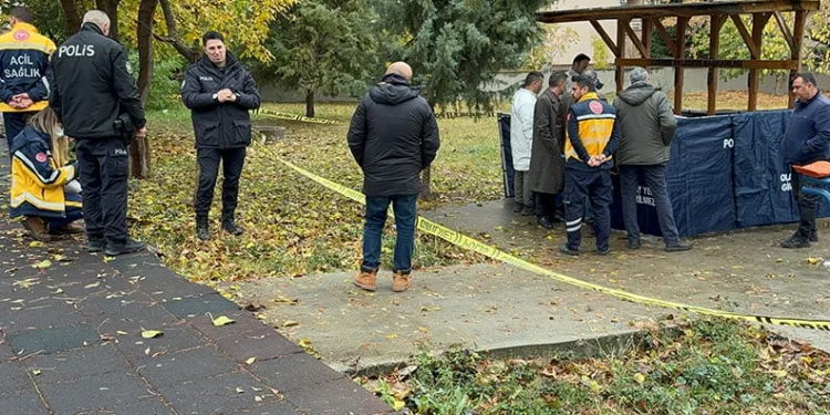 Esenyurt’ta sağlık malzemeleri üreten fabrikanın deposunda korkutan yangın