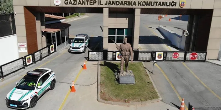 Jandarmadan eş zamanlı uyuşturucu operasyonu: 3 gözaltı