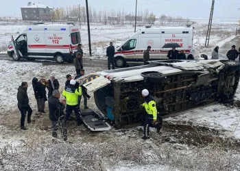 Alevlere teslim olan minibüs küle döndü