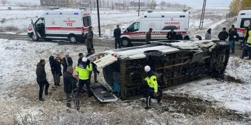 Alevlere teslim olan minibüs küle döndü