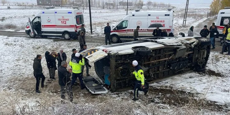 Alevlere teslim olan minibüs küle döndü