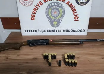 Arnavutköy’de bir çocuk düşürdüğü parasını almak için girdiği anıtta mahsur kaldı