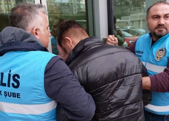 Esenyurt’ta sağlık malzemeleri üreten fabrikanın deposunda korkutan yangın
